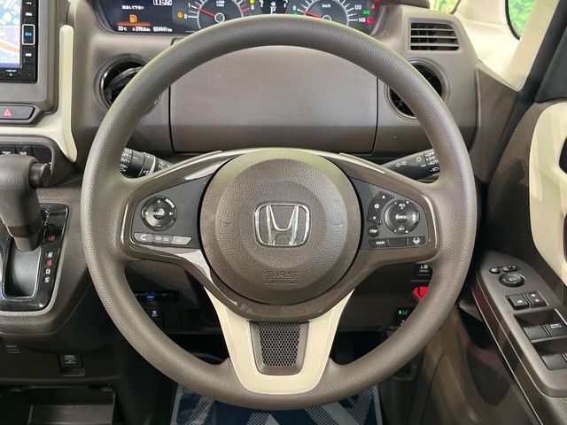 【ステアリングスイッチ】運転中、前方から目線をそらすことなく、オーディオ等の操作が可能な便利機能！安心＆快適なドライブを演出してくれます♪