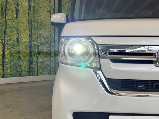 【LEDヘッドライト】悪天候や夜間走行時も良好な視界を確保し安心して運転できる高輝度LEDヘッドライトを装備！点灯速度が早く、消費電力も抑えられています。