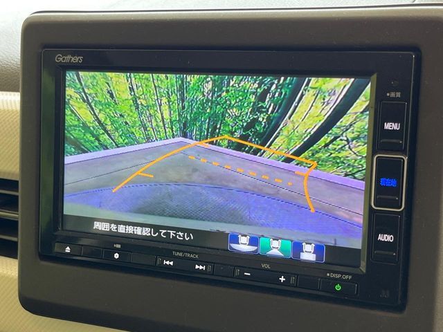 【バックカメラ】駐車時に後方がリアルタイム映像で確認できます。大型商業施設や立体駐車場での駐車時や、夜間のバック時に大活躍！運転スキルに関わらず、今や必須となった装備のひとつです！