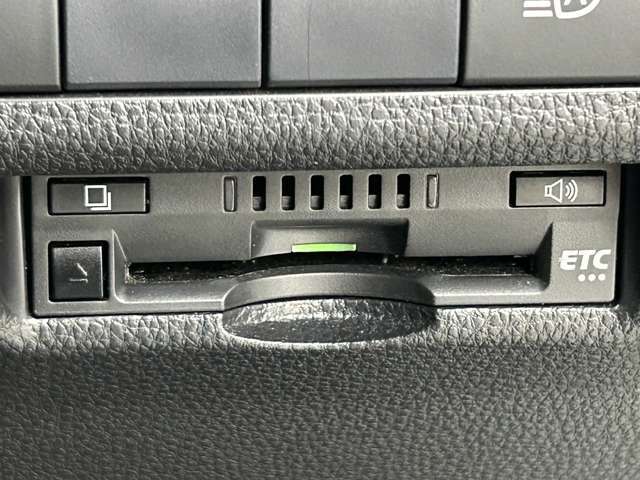 ◆【ETC】有料道路を利用する際に料金所で停止することなく通過できる、ETC車載器（ノンストップ自動料金収受システム機器）が装備されています。セットアップを行うことで利用可能になります。