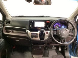 車内は光触媒抗菌消臭施工済です。インパネ周りはスタイリッシュなデザインで機能や装備も充実しています。グローブボックスやカップホルダーのほかにトレーなどたくさんの収納スペースが付いています。