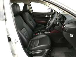 【運転席シート】へたりがちな運転席も大きなへたりがなく、綺麗な状態です。