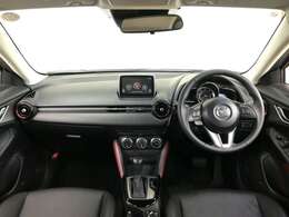 コックピットにある操作機器、情報などすべての要素をドライバー中心に左右対称に配置し、同時にそれらがドライバーに正対する造形とすることで、人とクルマの一体感を感じさせます。