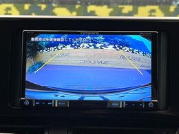 【バックカメラ】駐車時に後方がリアルタイム映像で確認できます。大型商業施設や立体駐車場での駐車時や、夜間のバック時に大活躍！運転スキルに関わらず、今や必須となった装備のひとつです！