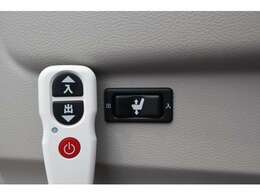 助手席の回転と昇降は、ドアに付いているスイッチかリモコンで操作します。