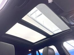 ●サンルーフ：開放感たっぷりの希少装備、サンルーフが装着されています！車内に明かりを取り入れたり景色を楽しむ以外にも、車内の空気も簡単に換気できて快適です！
