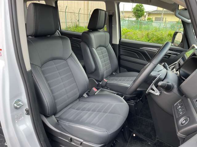 ◆【運転席】座り心地が良いシートなので長時間の運転でも快適にお過ごしいただけます。新品のフロアマットのご注文も可能です。