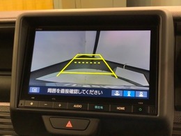 リバースギアに入れるだけで後方の表示へ切り替わります。夜間や雨の日の駐車も楽になりますよ。