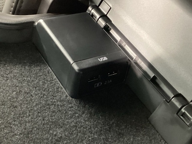 ソケット類も充実☆対応のケーブルがあれば車内でスマホなどの充電が可能です☆