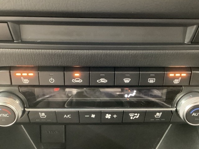 運転席と助手席にはシートヒーターが付いています☆寒い時期に腰周りを温めてくれるので体全体が温まりやすいのは勿論、暖房と違い顔に風が当たらないので、乾燥肌やドライアイの方でも大丈夫☆
