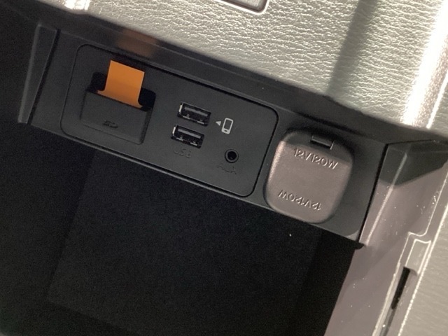 ソケット類も充実☆対応のケーブルがあれば車内でスマホなどの充電が可能です☆