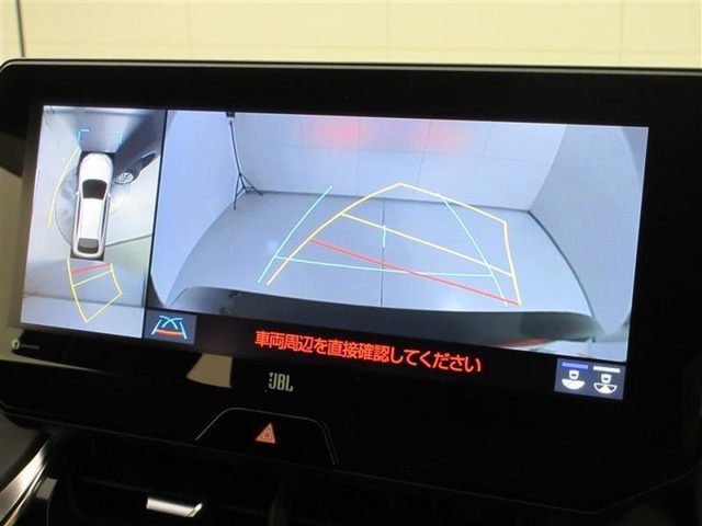 後退時に全方位カメラが作動し、周囲の状況が確認できます。