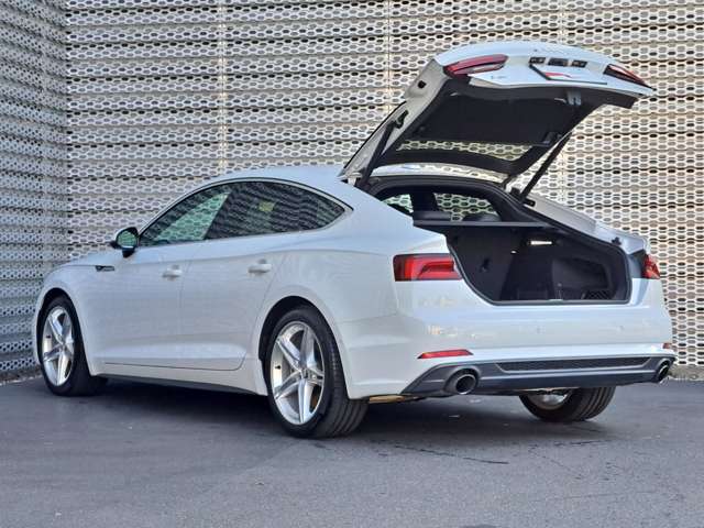 納車前の整備では100項目もの厳しい点検項目を実施し安全で安心できるAudiをお届けします。
