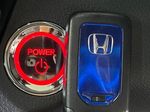 【Hondaスマートキー】カバンやポケットに入れたままでもドアの施錠・解錠が可能なスマートキーを装備。エンジンのオン・オフ時もカギを取り出す必要が無いからとっても便利です♪