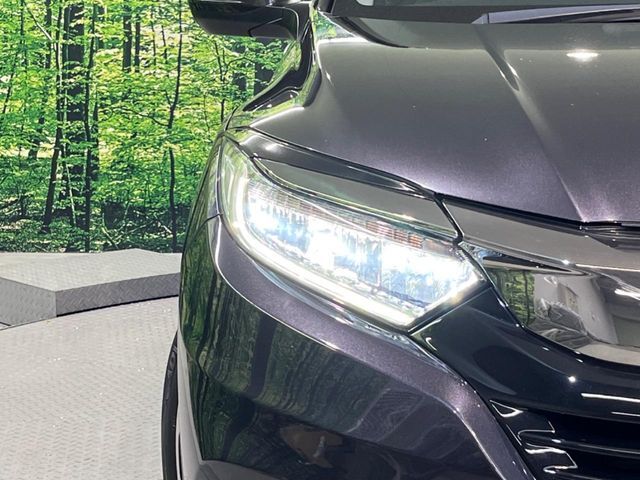 【LEDヘッドライト】悪天候や夜間走行時も良好な視界を確保し安心して運転できる高輝度LEDヘッドライトを装備！点灯速度が早く、消費電力も抑えられています。