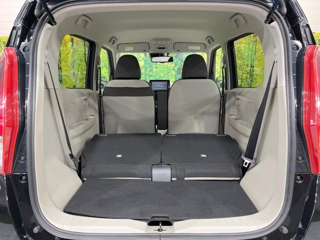積み下ろしのしやすいデッキにはたっぷりと荷物を積み込んでいただけます。遊びから仕事まで、様々なシーンで頼れます♪