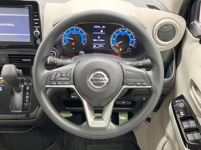 インテリアに合わせたデザインのステアリングは、運転される方のことも考え、運転しやすい形状、大きさです。是非一度、実際に触ってお確かめください。