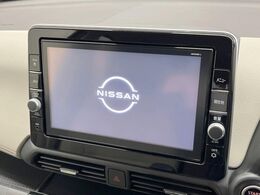 【純正ナビ】人気の純正ナビを装備しております。ナビの使いやすさはもちろん、オーディオ機能も充実！キャンプや旅行はもちろん、通勤や買い物など普段のドライブも楽しくなるはず♪