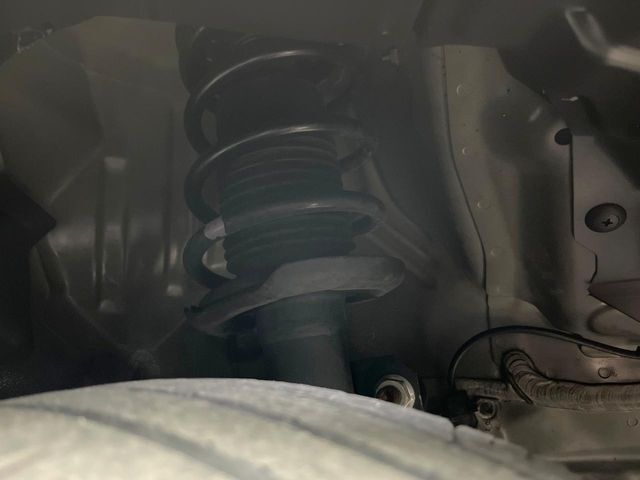 お車を安心してお乗りいただく為には、足回りの定期点検が欠かせません。サービスサポート（有償保証）では無料点検もご提供しており、安心のカーライフをお過ごしいただけるサポート体制が整っています。