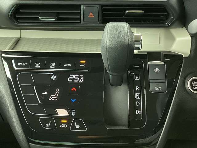 スイッチ操作で作動できる電動サイドブレーキを装備！また、信号待ちなどの停車時にブレーキペダルから足を離しても停車状態を維持することができるブレーキオートホールドスイッチも装備しています。