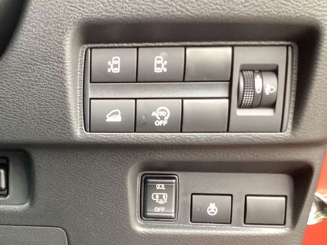 【ハンズフリーオートスライドドア】荷物などで両手がふさがっていても、スマートキーを携帯している状態で、スライドドアの下に足先をスッと入れてサッと引くだけで、ドアが自動で開閉します。