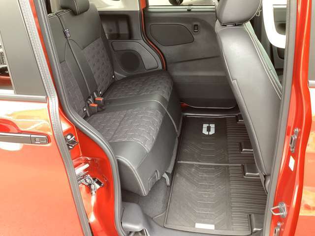 左右分割でのスライド＆リクライニングができるリアシート！