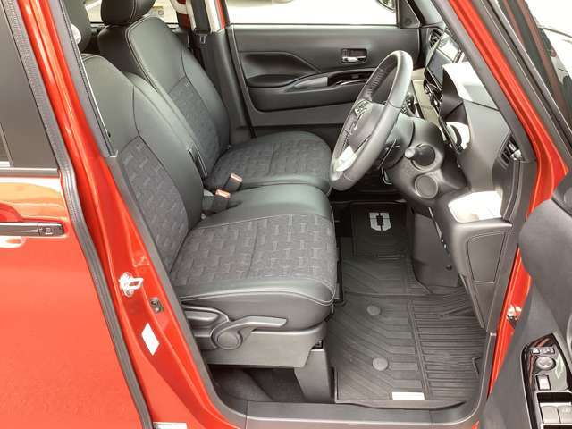 フロントベンチシートだから運転席足元もゆったり、広々快適です♪助手席へのウォークスルーも楽々可能！厚みがあって、座り心地のいいソファのようなシート★運転的も助手席もリラックスしてゆったりと座れます♪