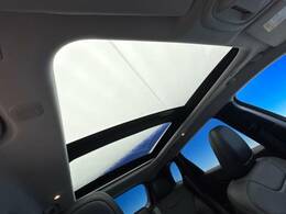 ●パノラミックサンルーフ：開放感たっぷりの希少装備、サンルーフが装着されています！車内に明かりを取り入れたり景色を楽しむ以外にも、車内の空気も簡単に換気できて快適です！
