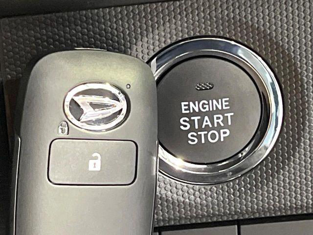 【キーフリーシステム】カバンやポケットに入れたままでもドアの施錠・解錠が可能なスマートキーを装備。エンジンのオン・オフ時もカギを取り出す必要が無いからとっても便利です♪