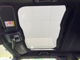 【ガラスルーフ】ガラスルーフ搭載で車内の解放感が一気にアップ！開放的なドライブをお楽しみいただけます。
