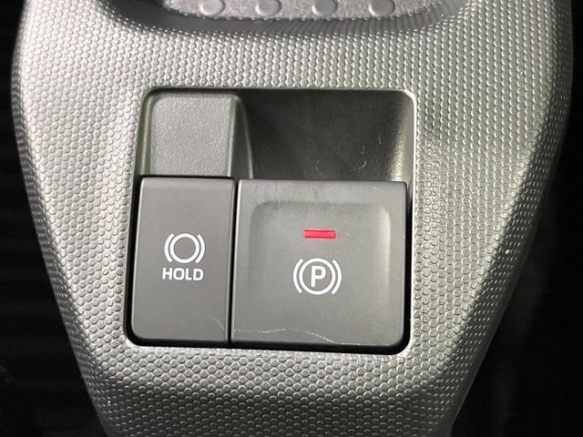 【電動パーキングブレーキ】パーキングブレーキは便利な電動式！ボタン一つで操作でき、アクセルを踏めば自動で解除されます♪レバーやペダルが無いので運転席廻りもすっきりしますね♪