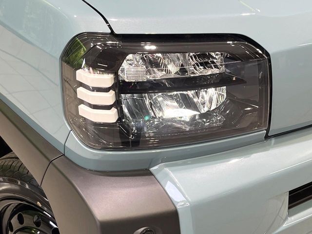 【LEDヘッドライト】悪天候や夜間走行時も良好な視界を確保し安心して運転できる高輝度LEDヘッドライトを装備！点灯速度が早く、消費電力も抑えられています。