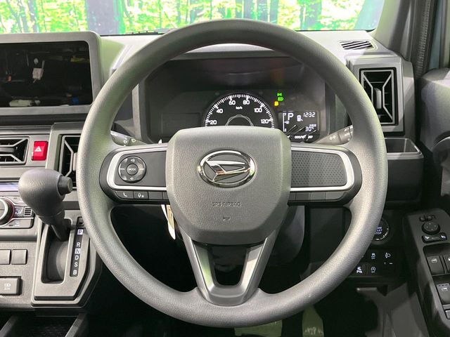 インテリアに合わせたデザインのステアリングは、運転される方のことも考え、運転しやすい形状、大きさです。是非一度、実際に触ってお確かめください。