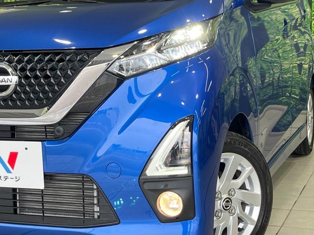 【LEDヘッドライト】悪天候や夜間走行時も良好な視界を確保し安心して運転できる高輝度LEDヘッドライトを装備！点灯速度が早く、消費電力も抑えられています。