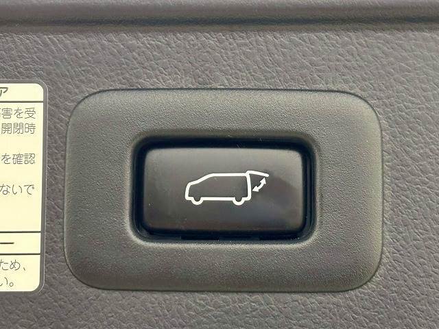 【電動リアゲート】ボタンひとつで大きなゲートも簡単に開閉可能です。背の高いSUV、ミニバンにあると嬉しいですね。