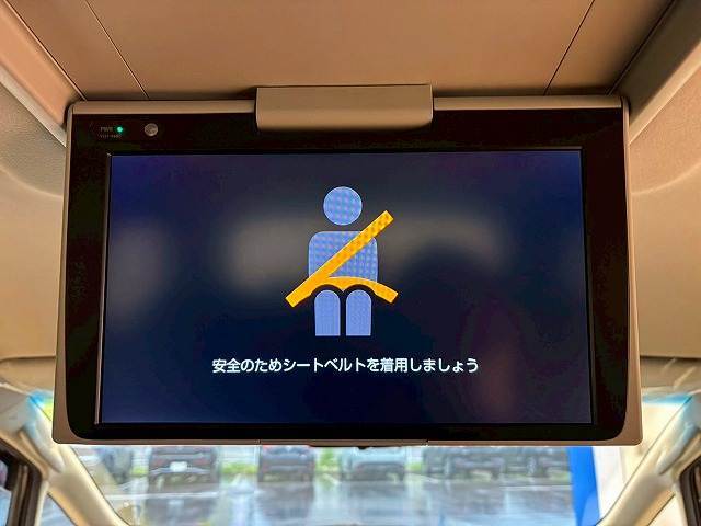 【後席エアコン】運転席助手席のみならず後席に乗る人への配慮がなされていますので多人数でのドライブも快適ですね。