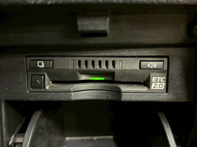 【ETC2.0車載器】を装備しております。高速道路での割引だけでなく、道路情報と連動して様々な交通サービスが受けられるようになります。