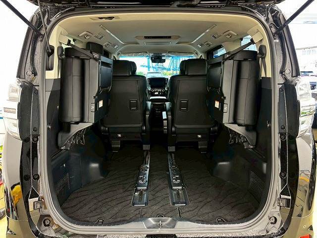 サードシート付の車両です。3列目があると大人数でのドライブはもちろん、使わないときにはシートアレンジによって荷物を積むこともできるので便利ですよね♪