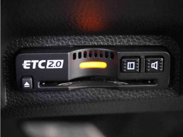 ◆ETC2.0装着◆進化したドライブ体験。料金収受システムだけだったETCが生まれ変わって、高速道路を賢く使うETC2.0に進化しました。多彩な情報サービスが便利で快適なドライブ体験を提供します。