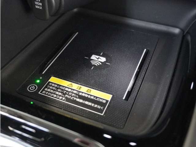 ◆ワイヤレス充電器◆ワイヤレス充電規格Qiに適合した機器を充電エリアに置くことで使用できます。