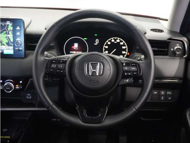 【Honda SENSING】 カメラ等装置で精度の高い検知能力を発揮、安全運転を支援します。ステアリング上のコントローラーに注目！