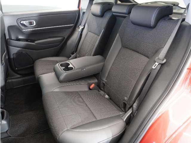 家族やご友人とBBQに行くとき、楽しさは道中の車内から始まっています！このベンチシートに座って、みんなで和気あいあい盛り上がりましょう！