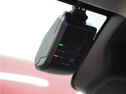 ◆ドライブレコーダー◆映像・音声などを記録する自動車用の装置です。　もしもの事故の際の記録はもちろん、旅行の際の思い出としてドライブの映像を楽しむことができます。