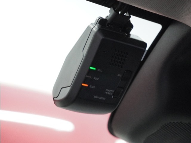 ◆ドライブレコーダー◆映像・音声などを記録する自動車用の装置です。　もしもの事故の際の記録はもちろん、旅行の際の思い出としてドライブの映像を楽しむことができます。