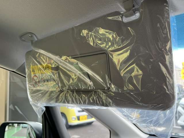 【サンバイザー】運転席と助手席の天井部分に取り付けられている板状のパーツです。 サンバイザーを使うことで、眩しい日差しを遮ることができます！(^^)！