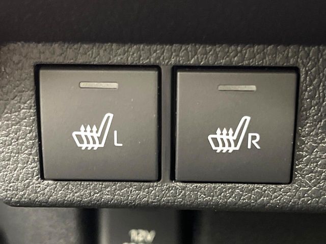 【シートヒーター】寒い日に重宝するシートヒーター！エアコンより早く温まってくれるので寒がりの人も安心ですね♪エアコンの温風は乾燥するから苦手、という方にもをおすすめです。