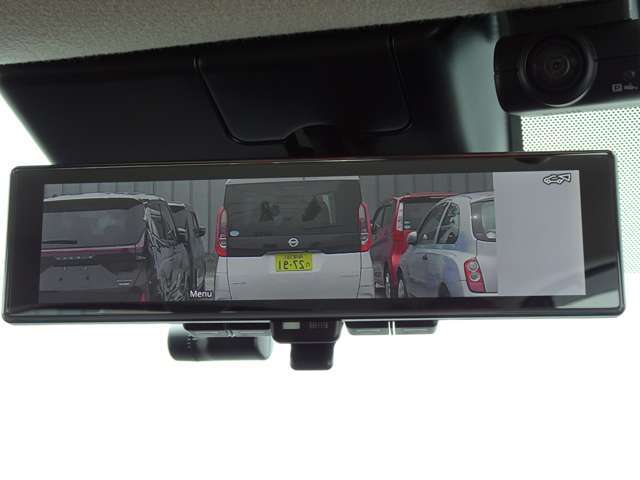 スマートルームミラー・車内の状況に関わらず、車両後方にあるカメラの映像をルームミラーに移します。