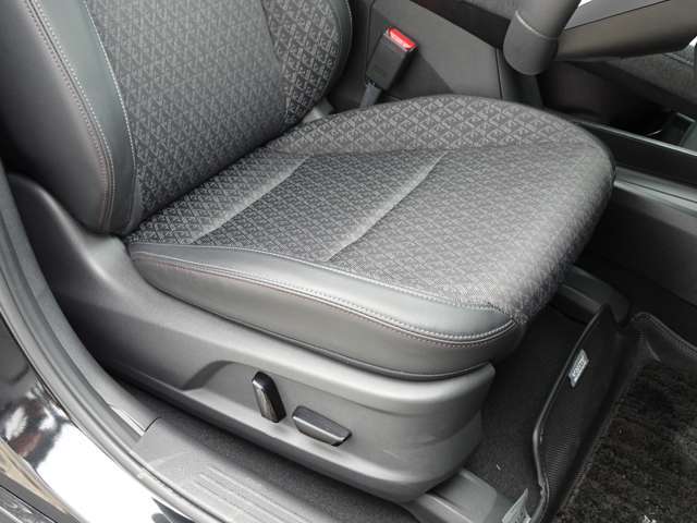 運転席はパワーシートになります。