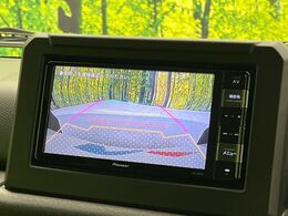【バックカメラ】駐車時に後方がリアルタイム映像で確認できます。大型商業施設や立体駐車場での駐車時や、夜間のバック時に大活躍！運転スキルに関わらず、今や必須となった装備のひとつです！