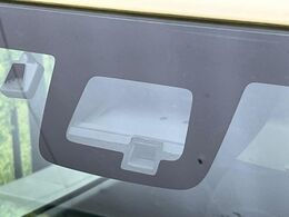 【スズキ　セーフティサポート】走行中に前方の車両等を認識し、衝突しそうな時は警報とブレーキで衝突回避と被害軽減をアシスト。より安全にドライブをお楽しみいただけます。